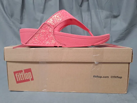 BOXED PAIR OF FITFLOP LULU GLITTER TOE-THONGS IN ROSY CORAL W. GLITTER EFFECT UK SIZE 6