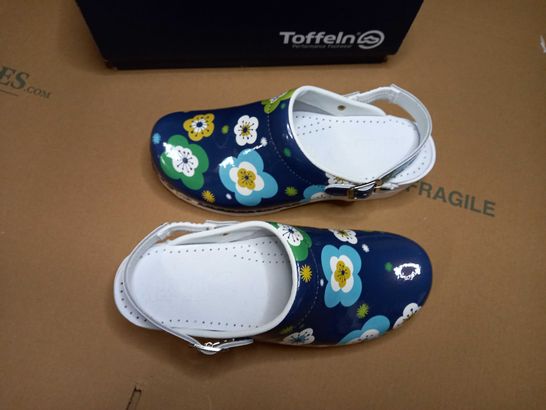 BOXED PAIR OF TOFFELN FLEXI CLOG - SIZE 6