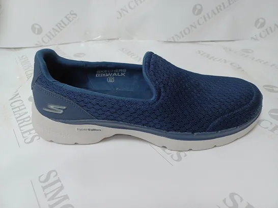 PAIR OF SKECHERS GO WALK 6 SEA COAST SLIP-ON TRAINERS NAVY UK SIZE 5.5