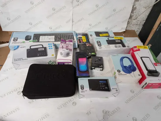 LOT OF APPROXIMATELY 10 ASSORTED ELECTRICAL ITEMS TO INCLUDE PORTABLE RADIO, WIRELESS KEYBOARD AND MOUSE, AND HALOGO RING LIGHT ETC.