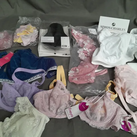 LOT OF 11 ASSORTED LADIES UNDERWEAR ITEMS TO INCLUDE FREYA AND M&S BOUTIQUE - VARIOUS SIZES / PRIMARILY D CUP SIZE