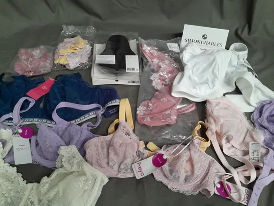 LOT OF 11 ASSORTED LADIES UNDERWEAR ITEMS TO INCLUDE FREYA AND M&S BOUTIQUE - VARIOUS SIZES / PRIMARILY D CUP SIZE