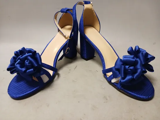 BOXED PAIR OF DESIGNER OPEN TOE BLOCK HEEL SANDALS IN SAPPHIRE BLUE W. BOW DETAIL EU SIZE 42