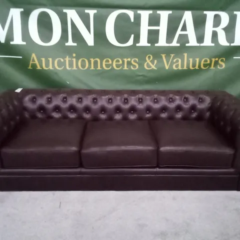 QUALITY DESIGNER HAMPTON 3 SEATER CHESTERFIELD SOFA - ANTIQUE CHESTNUT FAUX LEATHER (BROKEN FRAME)