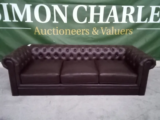 QUALITY DESIGNER HAMPTON 3 SEATER CHESTERFIELD SOFA - ANTIQUE CHESTNUT FAUX LEATHER (BROKEN FRAME)