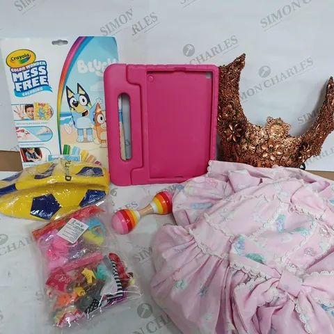 BOX OF APPROX 10 ITEMS INCLUDING CRAYOLA BLUEY COLOURING BOOK, PINK TABLET CASE, DOLL CLOTHES