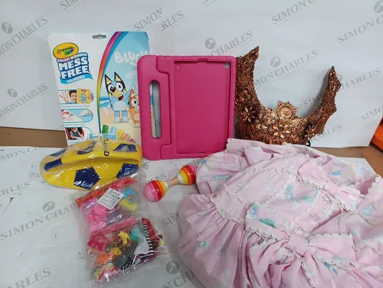 BOX OF APPROX 10 ITEMS INCLUDING CRAYOLA BLUEY COLOURING BOOK, PINK TABLET CASE, DOLL CLOTHES