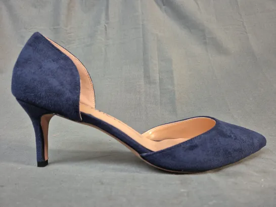 BOXED PAIR OF POINTED TOE HEELED SHOES IN NAVY EU SIZE 42.5