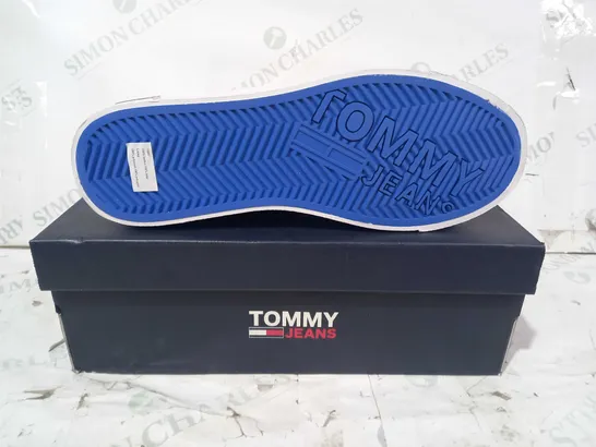 BOXED PAIR OF TOMMY JEANS LACE UP SHOES IN WHITE/BLUE UK SIZE 7