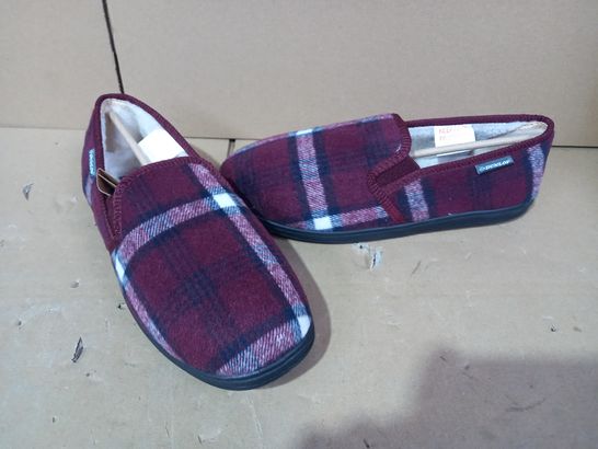 BOXED PAIR OF DESIGNER SLIPPERS IN RED UK SIZE 10