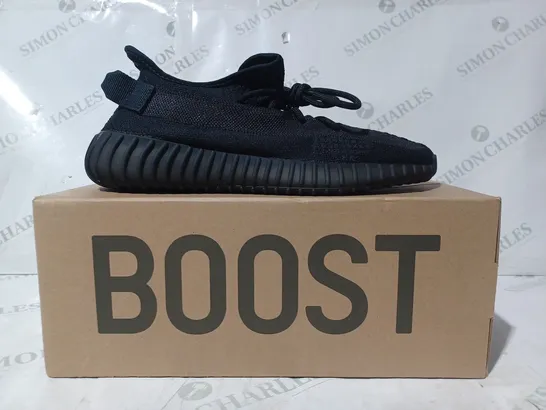 BOXED PAIR OF ADIDAS YEEZY BOOST 350 V2 SHOES IN ONYX UK SIZE 9.5