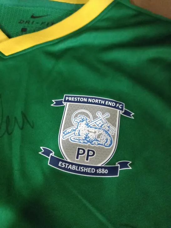 SIGNED PRESTON NORTH END FOOTBALL SHIT SIZE L