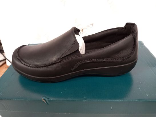BOXED PAIR OF HOTTER BLACK SEAM SHOES - UK 6
