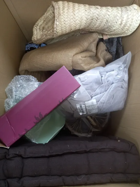 BOX OF APPROXIMATELY 15 ASSORTED HOUSEHOLD ITEMS TO CONTAIN ASTON VILLA WATER BOTTLE, BRENTFORDS OHS PILLOWCASES, LEVEL 3 NECK STRIPS ETC