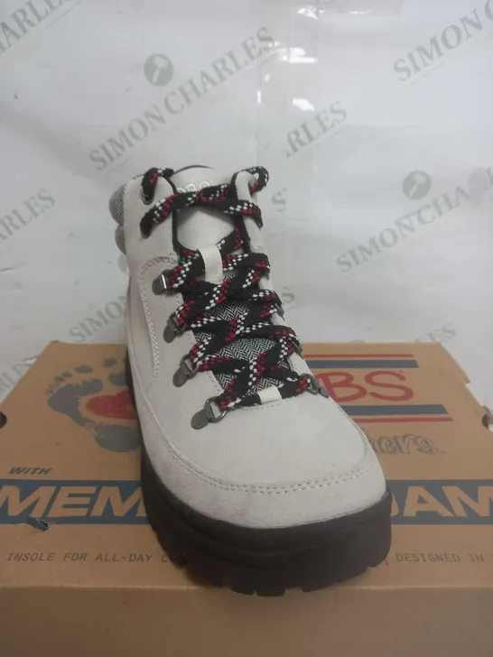 BOXED SKETCHERS BOBS HIKER BOOTS IN OFF WHITE - SIZE 6 