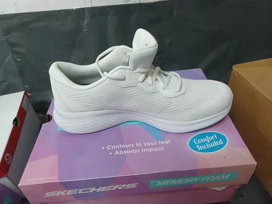 BOXED SKECHERS SKECH-LITE PRO - PERFECT TIME WITH MEMORY FOAM - WHITE - SIZE 7 UK