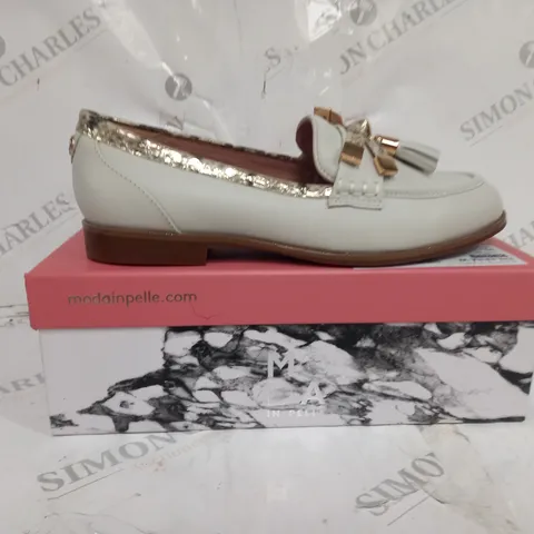 BOXED PAIR OF MODA IN PELLE ENLEENA WIDE SUEDE LOAFERS IN WHITE SIZE 39