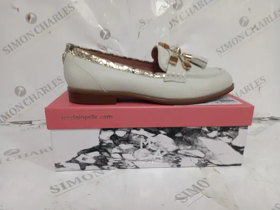 BOXED PAIR OF MODA IN PELLE ENLEENA WIDE SUEDE LOAFERS IN WHITE SIZE 39