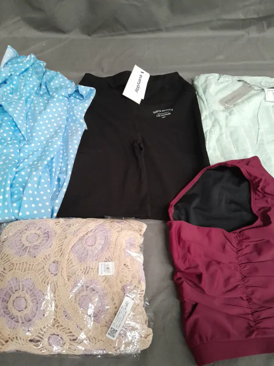 BOX OF APPROXIMATELY 25 ASSORTED CLOTHING ITEMS TO INCLUDE - SHORTS , DRESS , V NECK TOP ETC