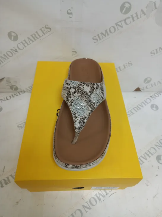 BOXED STRIVE MAUI IN SNAKE GLAMOUR SIZE 7 