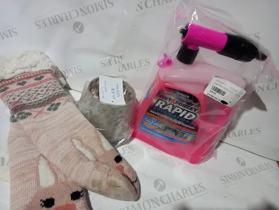 BOX OF 4 ASSORTED HOUSEHOLD ITEMS TO INCLUDE WET & FORGET MOULD LICHEN & ALGAE REMOVER, MUK LUKS BUNNY PRINT SOFT SOCKS, ETC