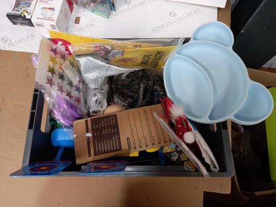 BOX OF APPROX 30 ASSORTED TOYS TO INCLUDE - PACK OF SHARPIES, 3D FOOD CUTTERS, BAKUGAN EVOLUTIONS ETC