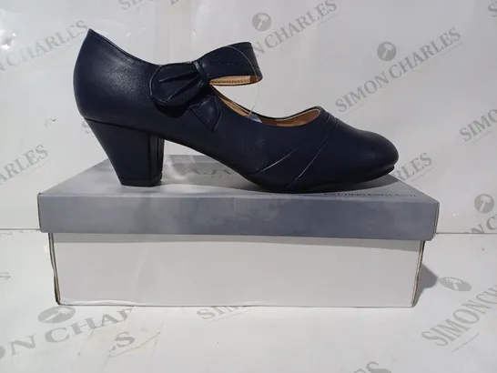 BOXED PAIR OF AJVANI COLLECTION CLOSED TOE LOW HEELS IN NAVY UK SIZE 8