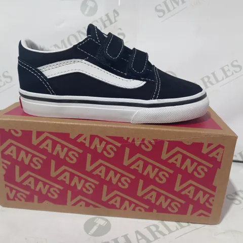 BOXED PAIR OF VANS OLD SKOOL V KIDS SHOES IN BLACK/WHITE UK SIZE 8.5