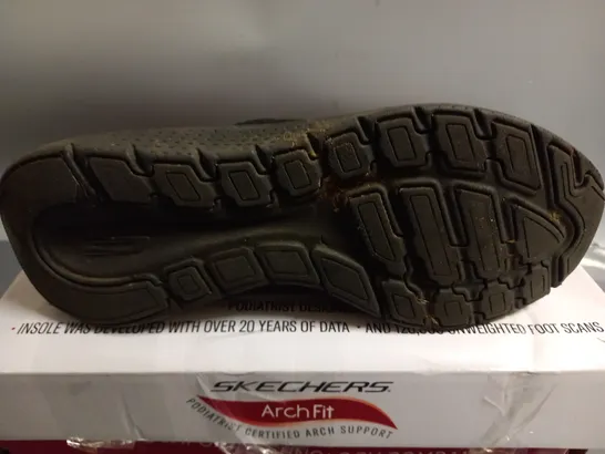 SKECHERS ARCH FIT TRAINERS IN BLACK - SIZE 6