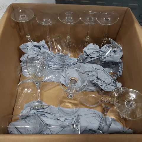 BOX OF APPROXIMATELY 18x ASSORTED WINE GLASSES 