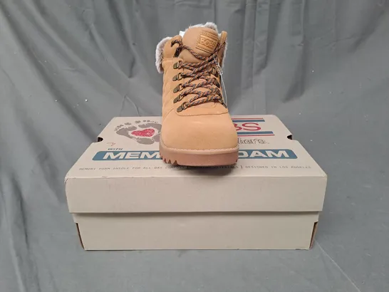 BOXED PAIR OF SKECHERS MOUNT SUEDE BOOTS IN CHESTNUT SIZE 7