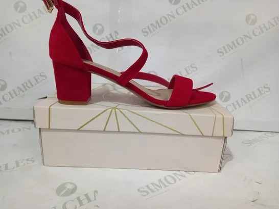 BOXED PAIR OF ESSEX GLAM OPEN TOE VELVET BLOCK HEEL SANDALS IN RED UK SIZE 6