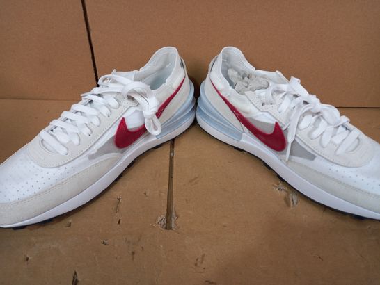 BOXED PAIR OF DESIGNER SHOES IN THE STYLE OF NIKE IN BEIGE/WHITE/RED UK SIZE 7.5