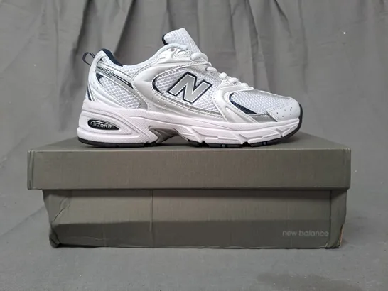 BOXED PAIR OF NEW BALANCE 530 TRAINERS IN WHITE/METALLIC SILVER UK SIZE 5