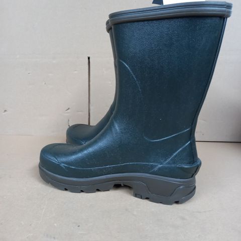 PAIR OF SOLOGNAC LOW WELLIES INVERNESS SIZE 7UK
