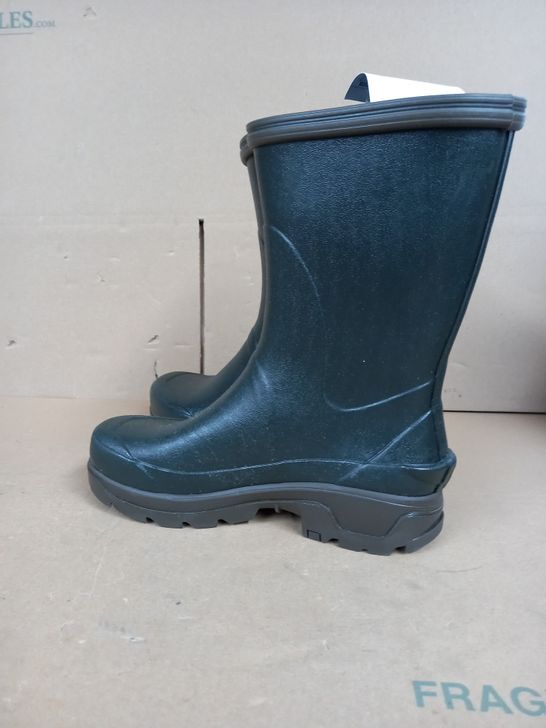 PAIR OF SOLOGNAC LOW WELLIES INVERNESS SIZE 7UK