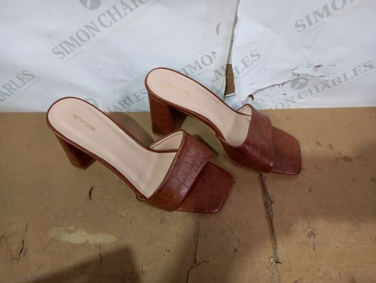 BOXED PAIR OF PRETTY LITTLE THING HIGH HEELS SIZE 6