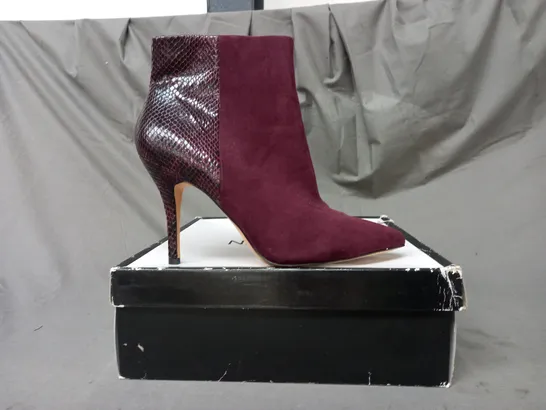 BOXED PAIR OF NINE WEST FLAGSHIP SYNTHETIC ANKLE BOOTS IN WINE SIZE 10