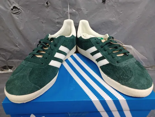 BOXED ADIDAS GAZELLE TRAINERS IN GREEN - UK 7.5