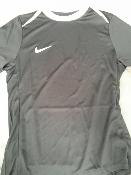 NIKE SHORT SLEEVE TOP IN BLACK/WHITE SIZE SMALL