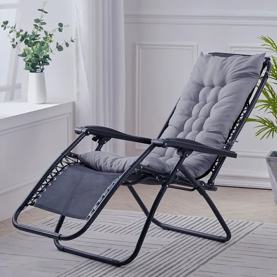 BOXED DECK CHAIR WITH GREY CUSHIONS