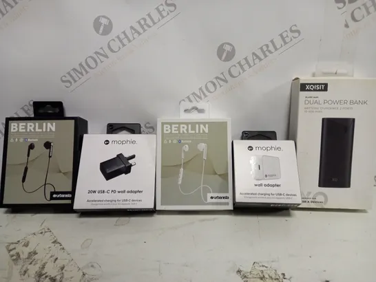 BOX OF APPROX 15 ASSORTED ITEMS TO INCLUDE - URBANISTA BERLIN - MOPHIE USB-C PD WALL ADAPTER - MOPHIE WALL ADAPTER ETC