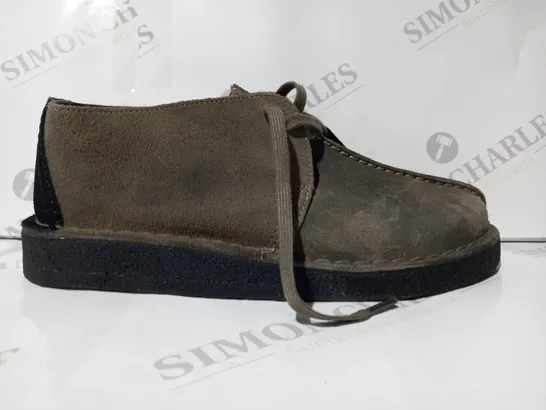 BOXED PAIR OF CLARKS SUEDE SHOES IN DUSTY BROWN UK SIZE 7