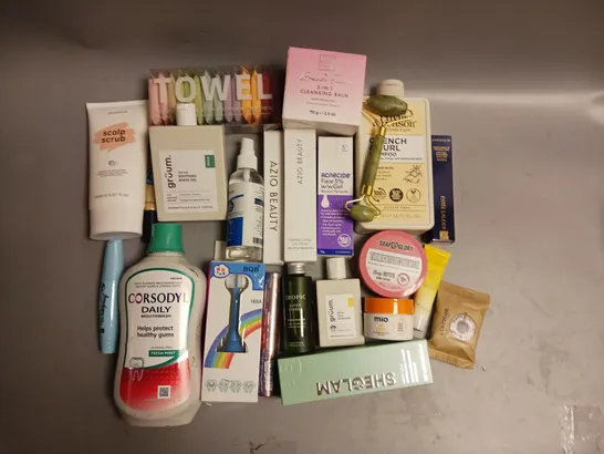 BOX OF APPROX 30 COSMETICS ITEMS TO INCLUDE - SHEGLAM HYDRATING PRIMER - RHYME & REASON SHAMPOO - GRUUM SOOTHING SHAVING GEL ETC