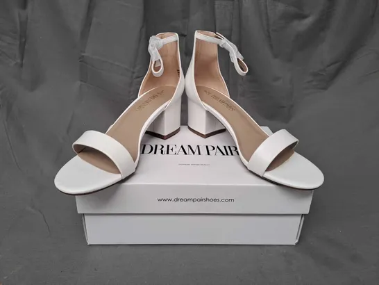 BOXED PAIR OF DREAM PAIRS OPEN TOE BLOCK HEEL SANDALS IN WHITE SIZE 8