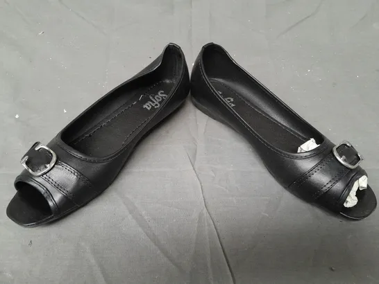 BOX OF APPROXIMATELY 10 BOXED PAIRS OF SOFIA PEEP TOE SLIP-ON SHOES IN BLACK - VARIOUS SIZES