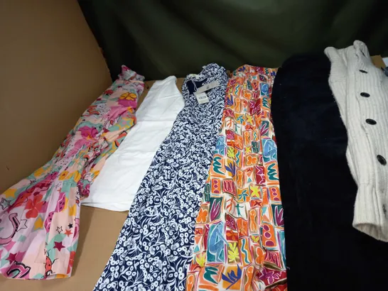 LOT OF APPROX 25 ASSORTED CLOTHING ITEMS VARYING IN SIZE/COLOUR/STYLE TO INCLUDE: TROUSERS, TOPS, DRESSES