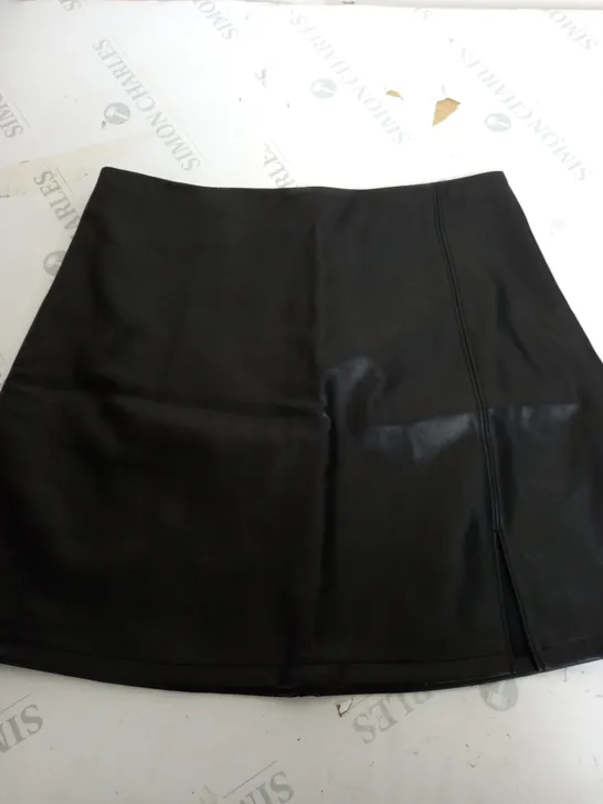 HOLLISTER ULTRA HIGH RISE SKIRT IN BLACK - MEDIUM