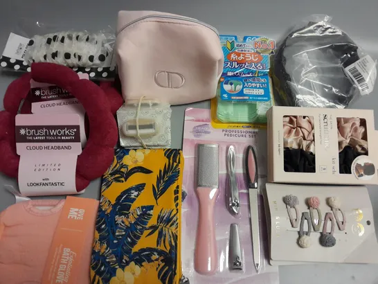 LOT OF APPROXIMATELY 20 ASSORTED HEALTH AND BEAUTY ITEMS TO INCLUDE BRUSHWORKS HEADBAND, BATH GLOVE AND SCRUNCHIES