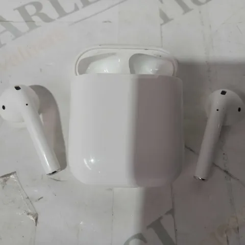 APPLE AIRPODS WITH CHARGING CASE